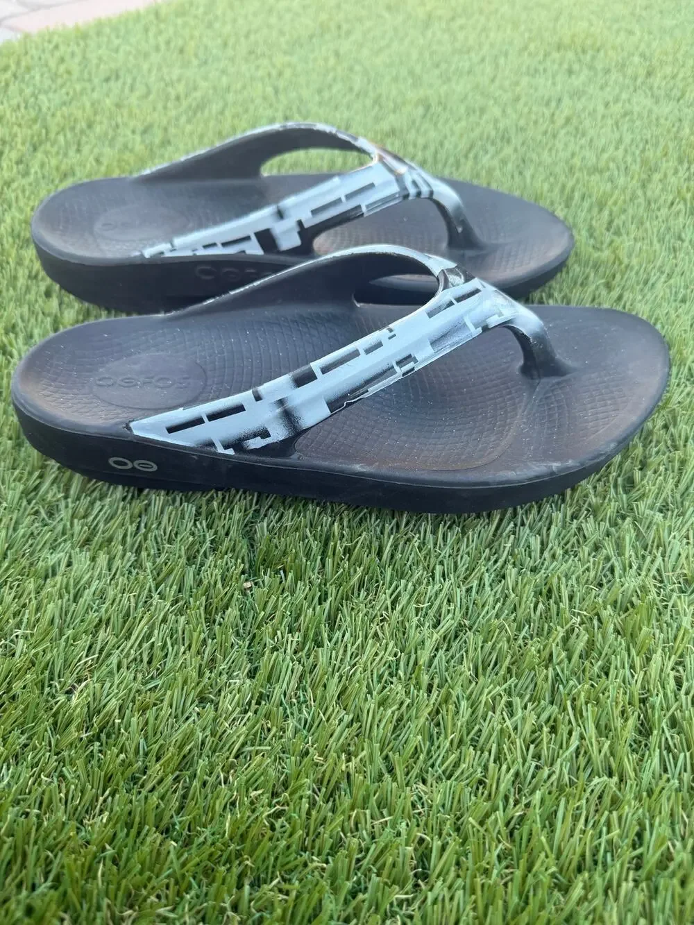 OOFOS OOlala Limited Recovery Flip Flops Black Geo White Women Sz 10